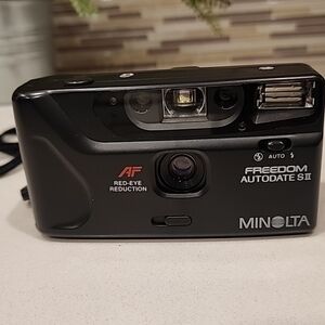 Vtg. Minolta Freedom Autodate SII 35mm Point & Shoot Camera and Black Carry Case